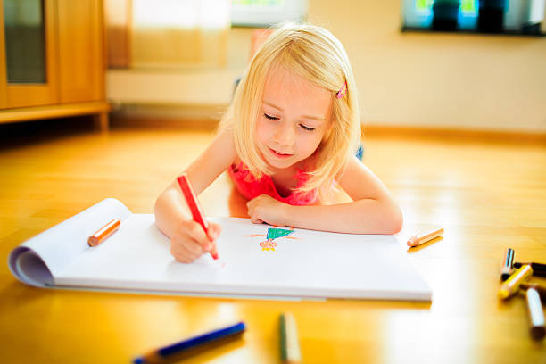 niña pintando en papel - schoolgirl little girls crayon human face fotografías e imágenes de stock