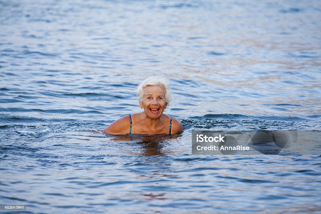 Śmiać się Starsza kobieta w Morze - Zbiór zdjęć royalty-free (70-79 lat)