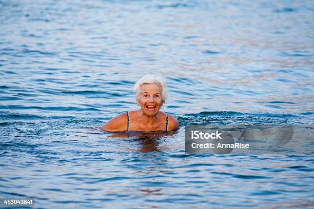 Śmiać Się Starsza Kobieta W Morze - zdjęcia stockowe i więcej obrazów 70-79 lat - 70-79 lat, Aktywni seniorzy, Aktywny tryb życia