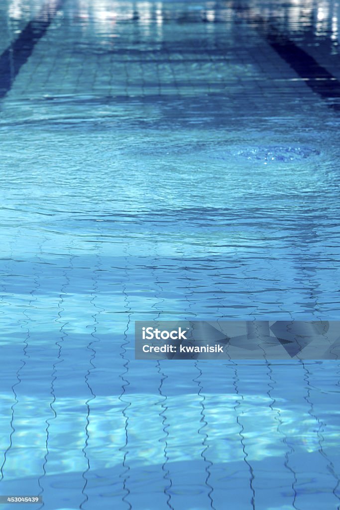 Sole Riflessi in piscina di acqua da vista laterale - Foto stock royalty-free di Piscina
