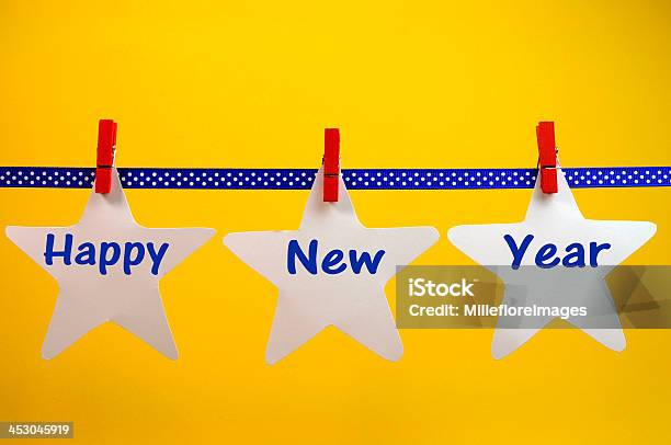 Feliz Ano Novosaudação Peg Sobre Uma Linha - Fotografias de stock e mais imagens de Amarelo - Amarelo, Azul, Bandeirinha