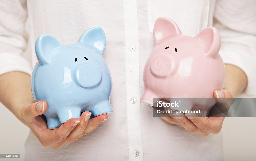 Frau hält zwei Stück Banks - Lizenzfrei Bankgeschäft Stock-Foto