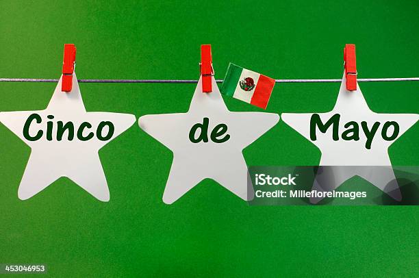 Cinco De Mayo Saudações Escrito Em Peg Sobre Uma Linha - Fotografias de stock e mais imagens de Cinco de Mayo