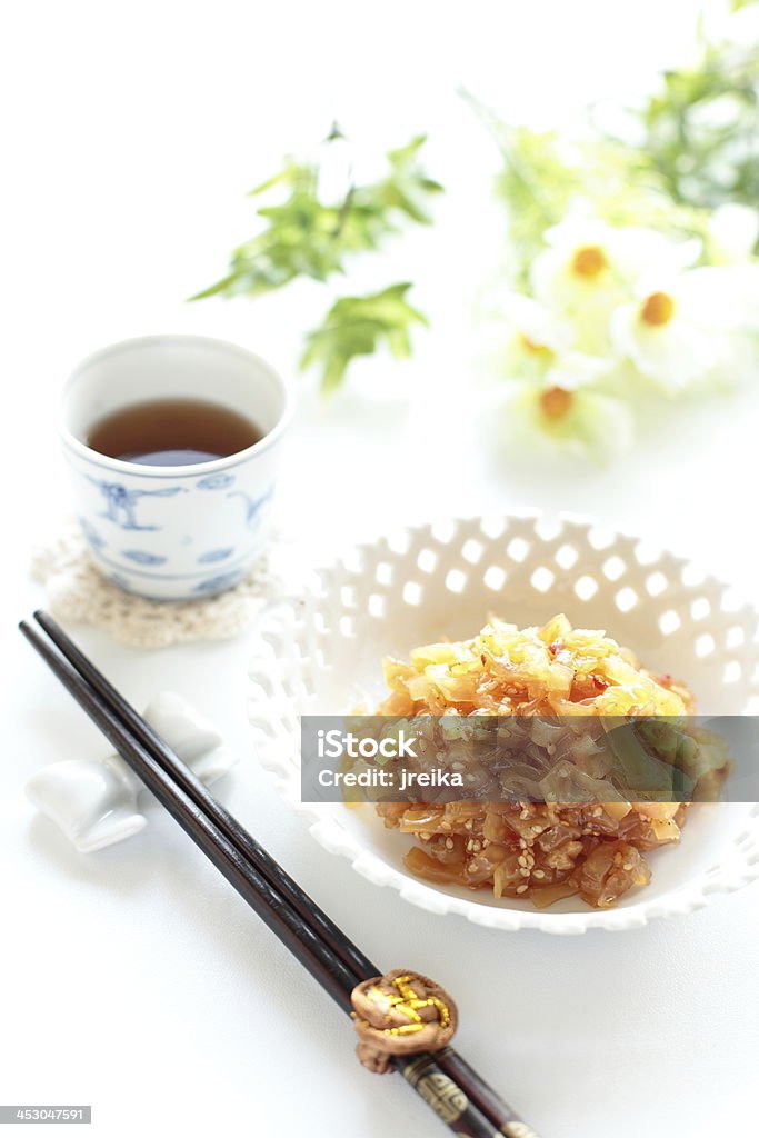 Comida asiática, combinado gelatina de pescado y té chino - Foto de stock de Alimento libre de derechos