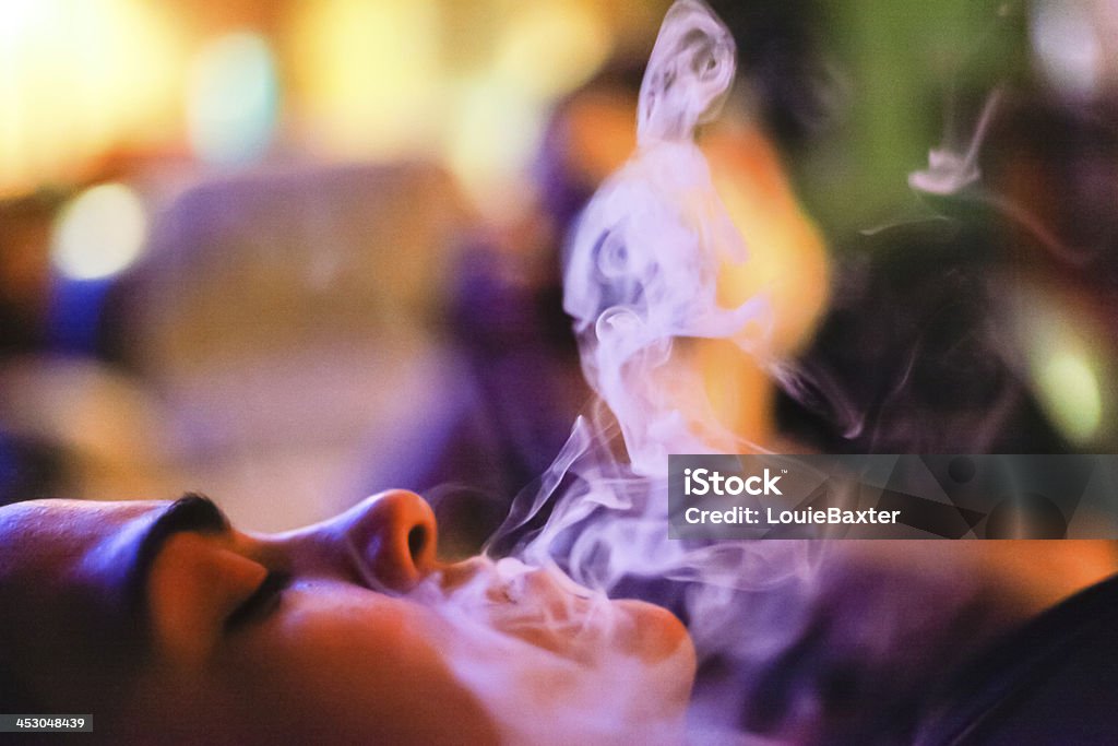 Femme fumer une E-Cigarette expirant en - Photo de Exhaler libre de droits