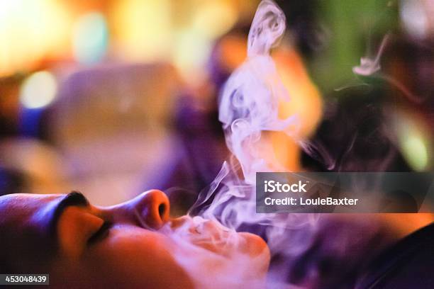Photo libre de droit de Femme Fumer Une Ecigarette Expirant En banque d'images et plus d'images libres de droit de Exhaler - Exhaler, Fumer du tabac, Adulte