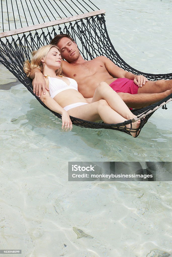 Para relaksujący w Hamak Plaża - Zbiór zdjęć royalty-free (Bikini)