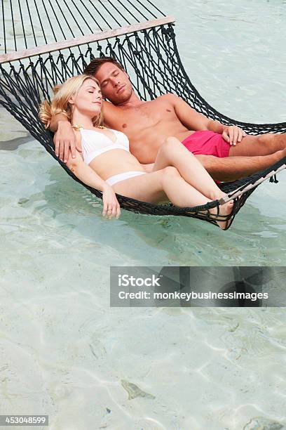 Para Relaksujący W Hamak Plaża - zdjęcia stockowe i więcej obrazów Bikini - Bikini, Fotografika, Hamak