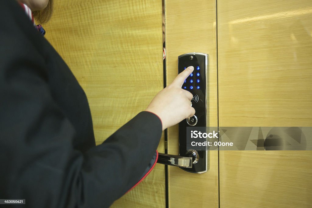 Person betreten code für Eingangstür codelock. - Lizenzfrei Eintreten Stock-Foto