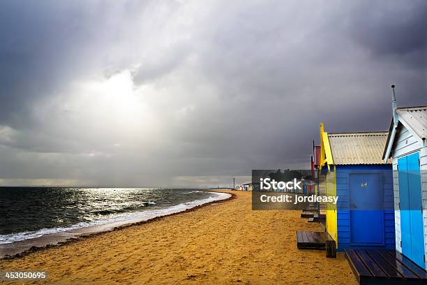 Pochmurny Beach - zdjęcia stockowe i więcej obrazów Australia - Australia, Brighton - Melbourne, Chatka