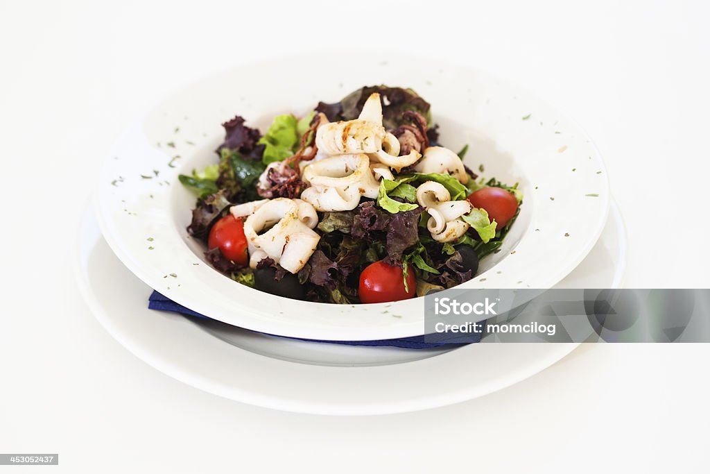 Calmar avec une salade de saison - Photo de Assiette libre de droits