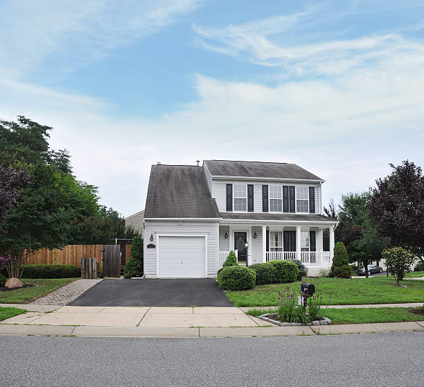 istock Suburban Home Blacktop Driveway 453057163