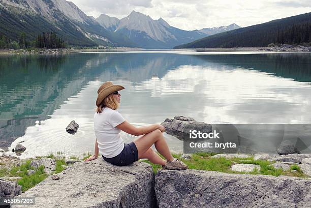 Kobieta Siedzi Na Skraju Leku Lake - zdjęcia stockowe i więcej obrazów Alberta - Alberta, Ameryka Północna, Dorosły