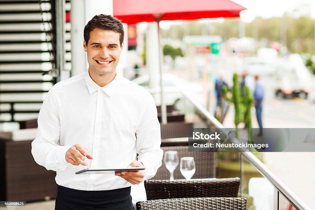 Camarero con tableta Digital sonriente en un restaurante - Foto de stock de Camarero libre de derechos