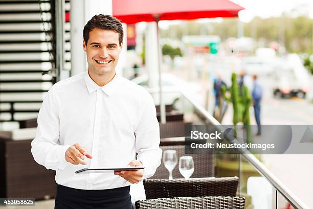 Empregado De Mesa Com Tablet Digital Sorridente No Restaurante - Fotografias de stock e mais imagens de Empregado de Mesa