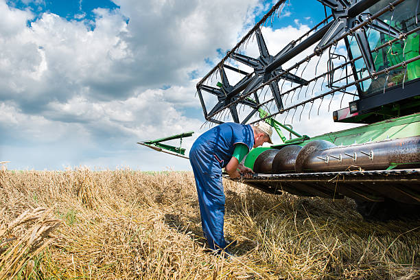 Kombine fixing header on old combine agricultural machinery stock pictures, royalty-free photos & images