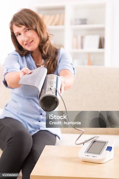Donna Controllando La Sua Pressione Sanguigna - Fotografie stock e altre immagini di Accudire - Accudire, Adulto, Allegro
