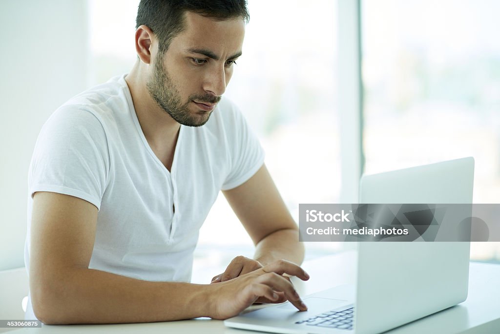Homem e seu computador - Foto de stock de 30 Anos royalty-free