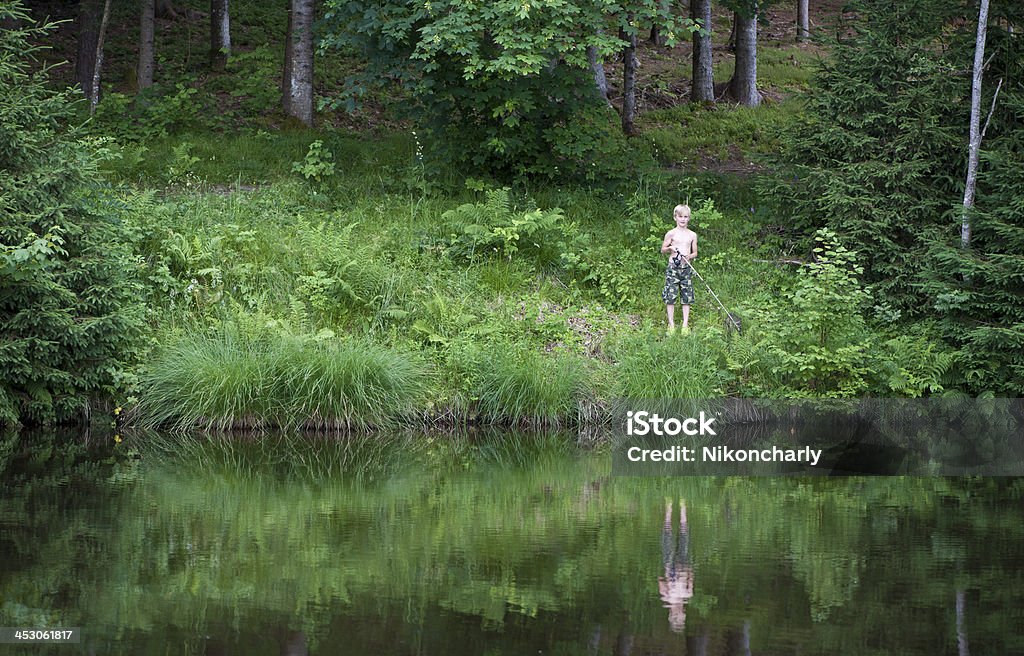 Menino pesca em um lago - Foto de stock de Criança royalty-free