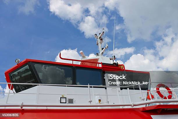 Foto de Cab Moderno E Novo Navio e mais fotos de stock de Azul - Azul, Barco de passageiros, Cerca