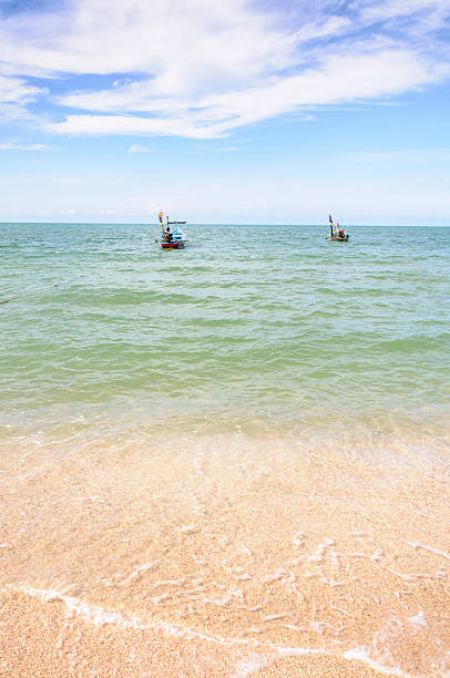 tailândia barco no mar - thailand beach nautical vessel phuket province imagens e fotografias de stock