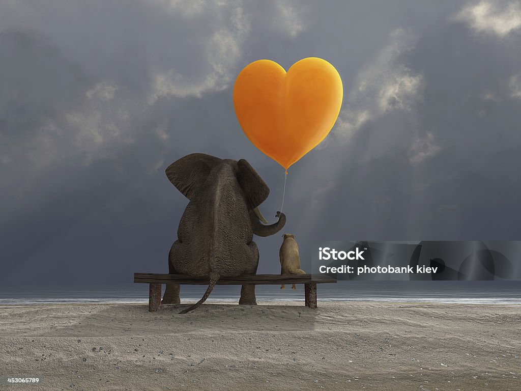 Elefant und Hund hält einen herzförmigen Ballon - Lizenzfrei Elefant Stock-Foto
