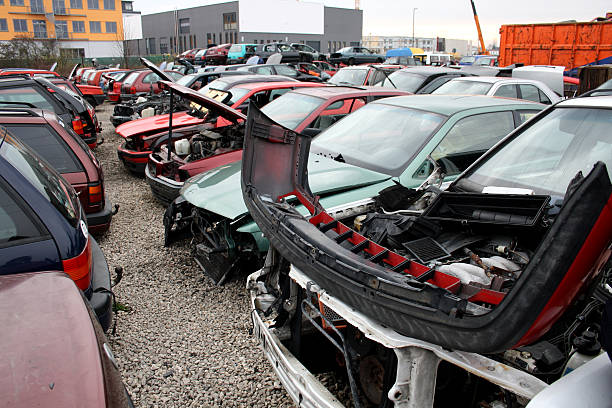 coches en frente del centro de costo - obsoleto fotografías e imágenes de stock