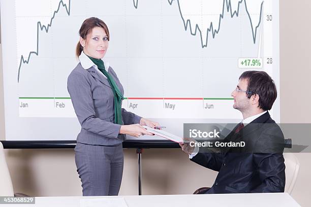 Trabajando Juntos Foto de stock y más banco de imágenes de Adulto - Adulto, Ayudante, Bien vestido