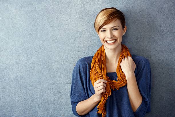 mulher jovem sorridente felizmente - shawl imagens e fotografias de stock