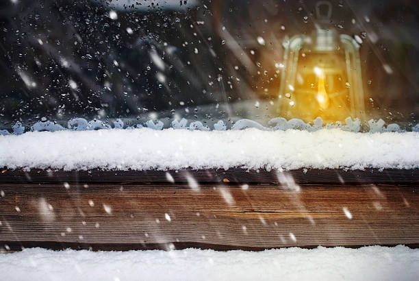 lámpara de aceite en la ventana de madera y caída de la nieve - old plank outdoors selective focus fotografías e imágenes de stock