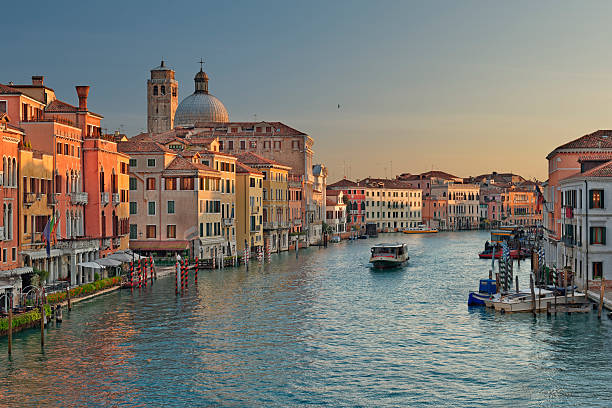 canal grande (venezia). - cannareggio quarter photos et images de collection