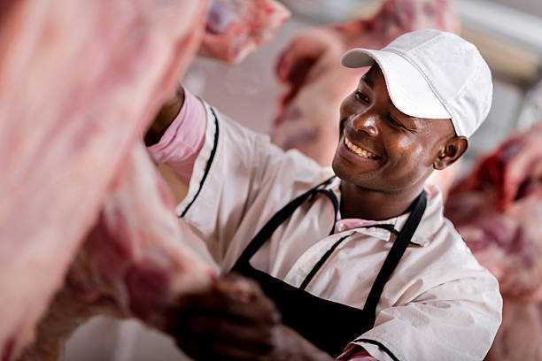 butcher preparación de la carne - butchers shop meat market pork fotografías e imágenes de stock