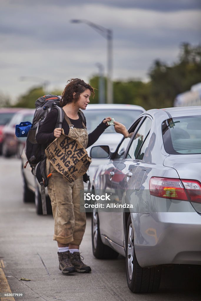 hobo mujer joven con cartel acepta handout - Foto de stock de Sin techo libre de derechos