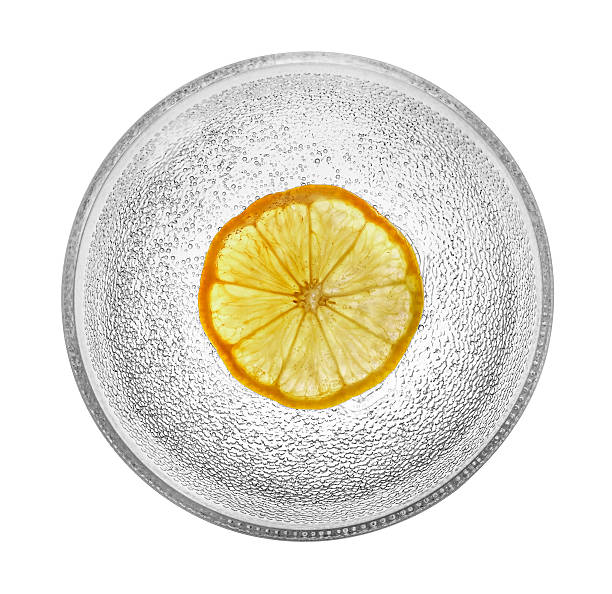 Tazza di vetro con limone e bolle. - foto stock