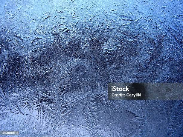 Frosty Motivo Finestra Invernale - Fotografie stock e altre immagini di Astratto - Astratto, Bianco, Blu