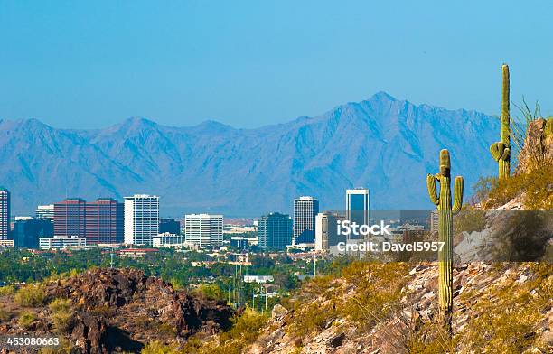 Photo libre de droit de Panorama Du Centreville De Phoenix Et De Cactus banque d'images et plus d'images libres de droit de Phoenix - Arizona - Phoenix - Arizona, Horizon urbain, Cactus