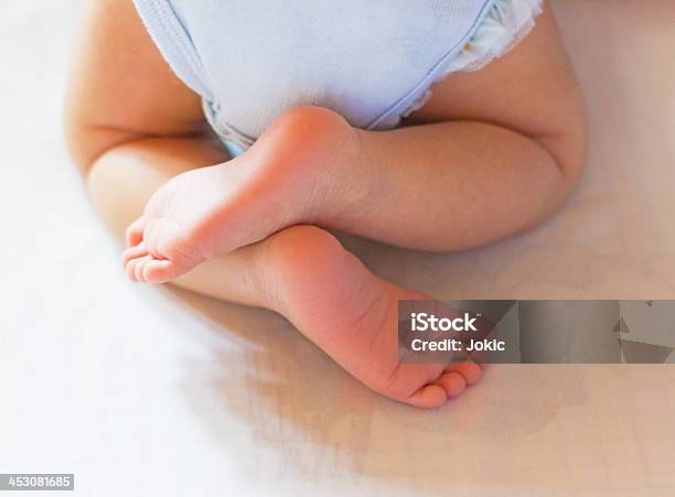 Foto de Bebê Pés e mais fotos de stock de 0-1 Mês - 0-1 Mês, 0-11 meses, Bebê