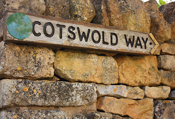 de cette manière, les cotswolds - cotswold photos et images de collection