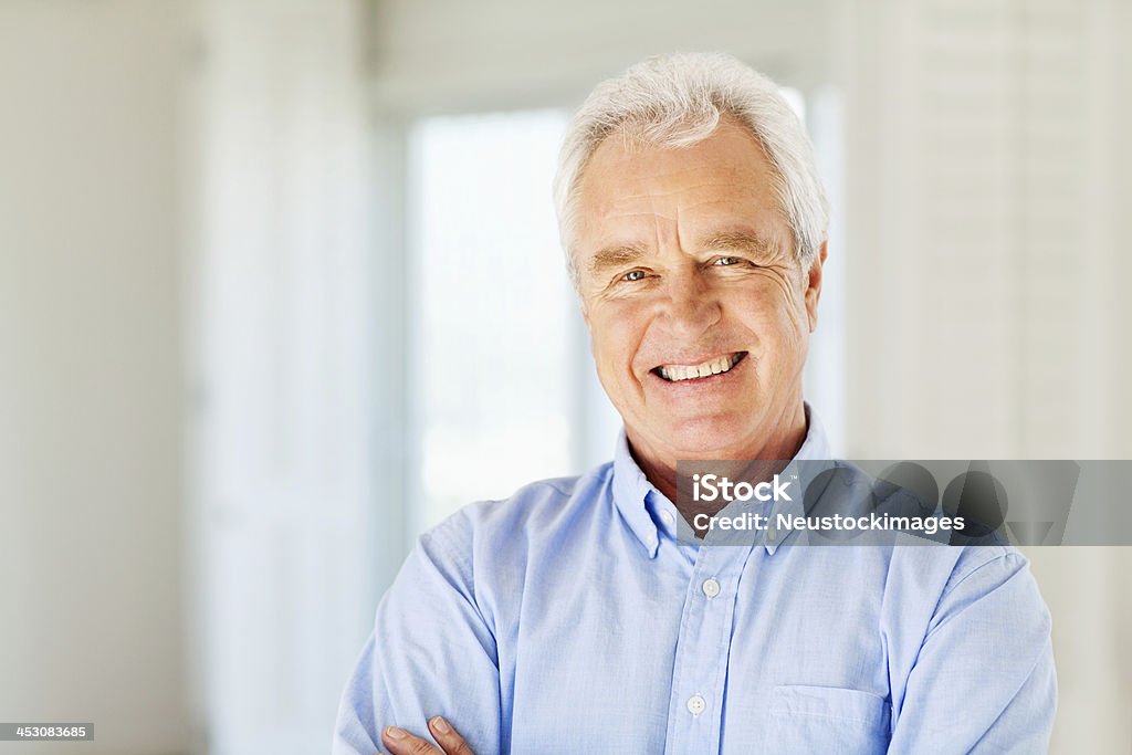 Homem sênior sorrindo em casa - Foto de stock de 60 Anos royalty-free