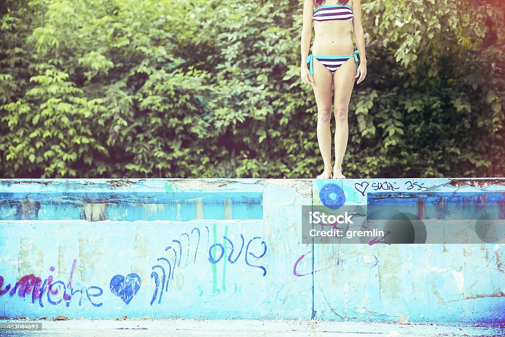Młoda kobieta o Aby przejść do Brudny pusty basen - Zbiór zdjęć royalty-free (Basen)