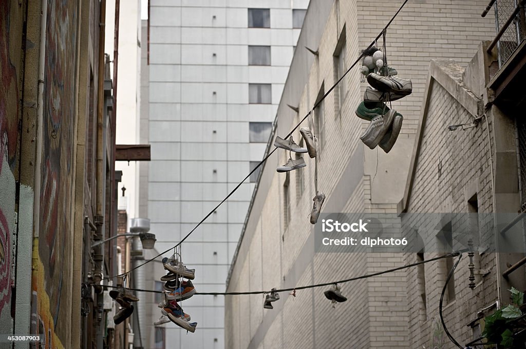 Tênis pendurada Na powerline - Foto de stock de Beco royalty-free