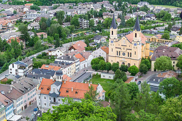 vista aérea de bruneck (brunico) em sudtirol - val pusteria - fotografias e filmes do acervo