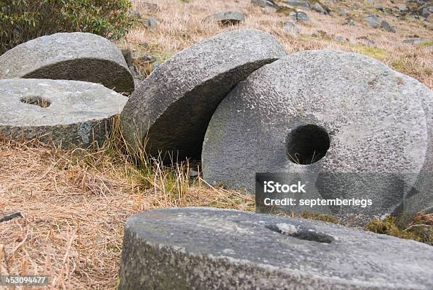 Kamienie Młyńskie W Stanage Obrzynają Peak District Wielka Brytania - zdjęcia stockowe i więcej obrazów 2012
