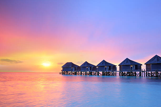 pôr do sol na ilha de água maldivas, villas-resort - lagoon tranquil scene sea water imagens e fotografias de stock