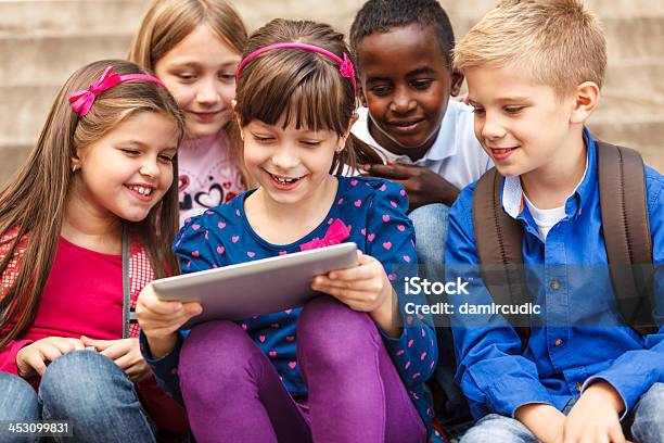 Dzieci W Szkole Przy Użyciu Cyfrowych Tabletki Poza - zdjęcia stockowe i więcej obrazów Dziecko