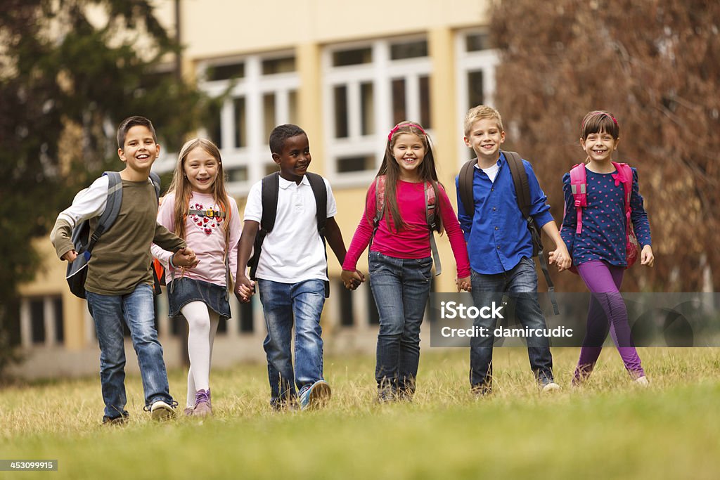 Enfants s'amuser après l'école - Photo de Se tenir par la main libre de droits