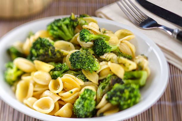 pasta mit broccoli - orecchiette stock-fotos und bilder