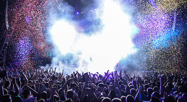 confete festa - concert hall crowd dancing nightclub imagens e fotografias de stock