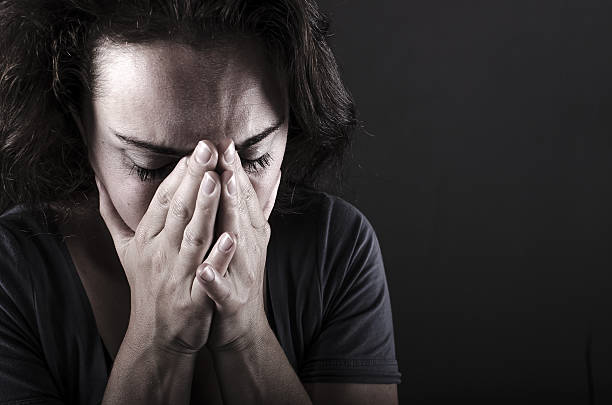 uomo anziano depresso donna - isterismo foto e immagini stock