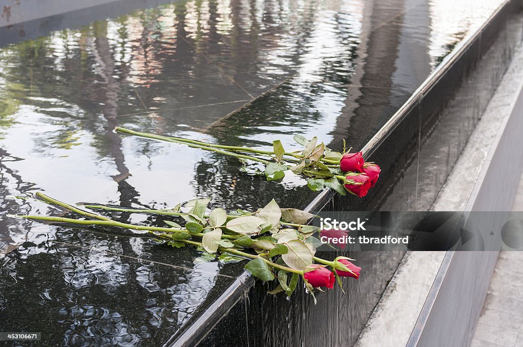 Rosas vermelhas colocados em um Memorial - Foto de stock de Dia royalty-free